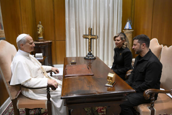 El papa León XIV ha recibido este domingo en una audiencia en el Vaticano al presidente de Ucrania, Volodímir Zelenski, junto a su esposa, Olena Zelenska, después de que asistiera a la misa de inicio de pontificado. EFE