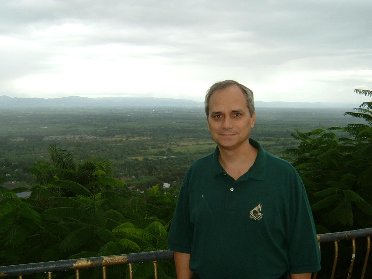 El papa León XIV con el valle de La Vega Real de fondo