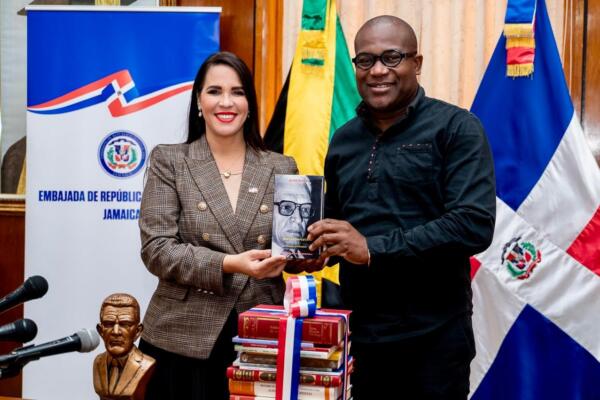 Embajadora Angie Martínez, haciendo entrega de  la colección de libros al rector de la UWI, el profesor Densil A. Williams.
