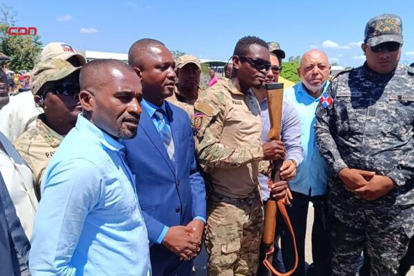 Autoridades haitianas devuelven escopeta robada en RD y recuperada en su territorio. (foto, fuente externa)