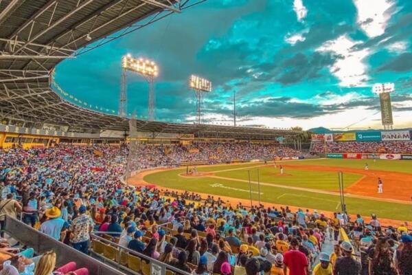 Las Águilas Cibaeñas, equipo que juega en el Estadio Cibao de Santiago, durante la temporada de Lidom, apoya a los Rieleros de Santiago.
