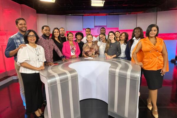 Estudiantes de Edoco visitan instalaciones de Multimedios del Caribe