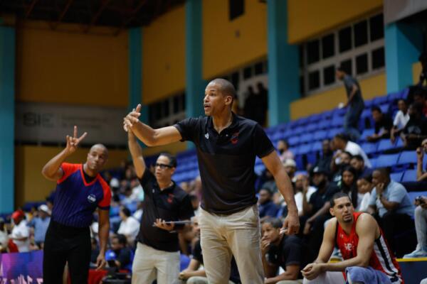 Eulis Báez destacó la actitud positiva luego de una dura derrota en doble tiempo extra ante Metros de  Leones de Santo Domingo.