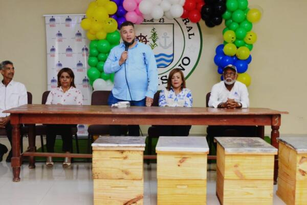 FEDA entregó 140 cajas de abejas a 28 apicultores de las provincias San Pedro de Macorís y La Romana.