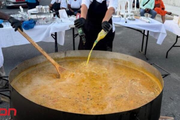 Imagen de la preparación del asopao de mariscos con coco, en Samaná. Foto: Fuente externa