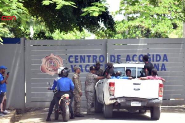 Familiares esperan liberación de dominicanos deportados desde Puerto Rico. (foto, fuente externa)