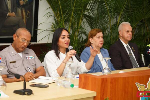 Faride Raful escucha inquietudes sobre seguridad ciudadana en Jarabacoa