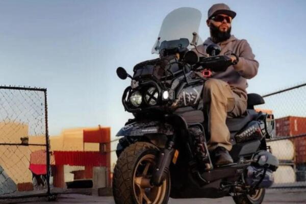 Farruko  en  una motocicleta eléctricas de la línea Carbon Armor Scooter accesibles, rápidas y urbanas Mayagüez, Puerto Rico | Foto: Fuente externa