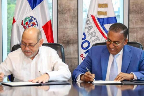 Director de  Onesvie, Leonardo Reyes Madera, y Víctor Pichardo, director ejecutivo del DA, firman el acuerdo de colaboración