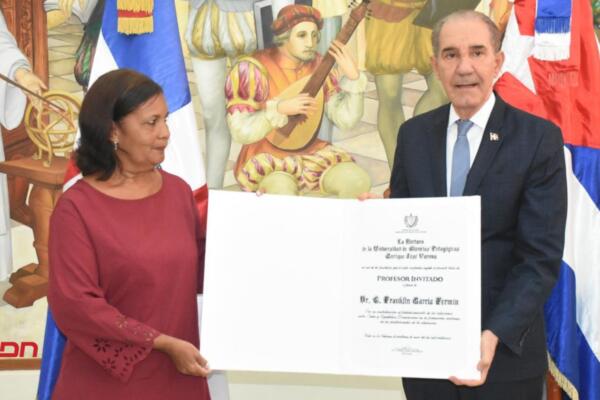 Franklin García Fermín, fue reconocido en la categoría docente como“” Profesor Invitado“” por la Universidad de Ciencias Pedagógicas Enrique José Varona.