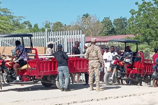 Cientos de haitianos retornan voluntariamente a su país por la frontera de Pedernales