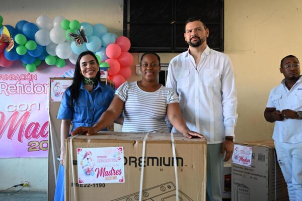Fundación Refidomsa conmemora el Día de las Madres en Haina. 