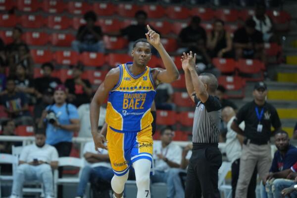 Gerardo Suero jugando para el club Mauricio Báez