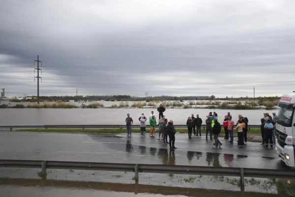 Gobernador de Buenos Aires culpa a Milei por las inundaciones y reclama fondos para obras