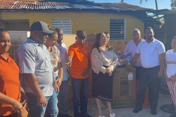 Gobernadora Rosa Santos entrega ayuda a familias afectadas por incendio en Santiago