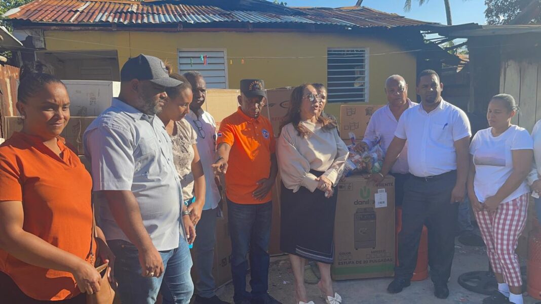 Gobernadora Rosa Santos entrega ayuda a familias afectadas por incendio en Santiago