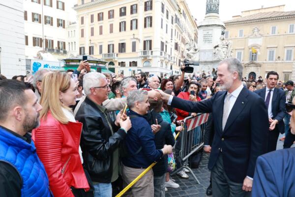 Los reyes de España llegan a Roma para la misa de inicio del pontificado de León XIV