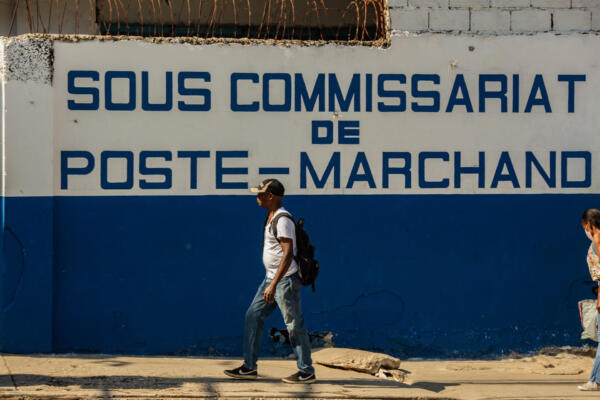 Fotografía de un hombre que camina en Poste Marcharnd en Puerto Príncipe (Haití). EFE/ Mentor David Lorens