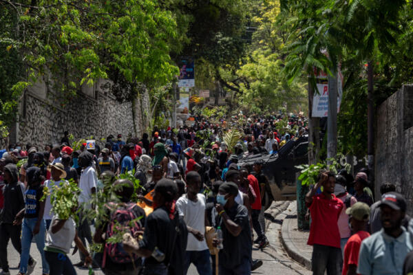 Personas que participan en una manifestación en la que exigen a las autoridades medidas para hacer frente a la creciente ola de violencia en Puerto Príncipe (Haití). EFE