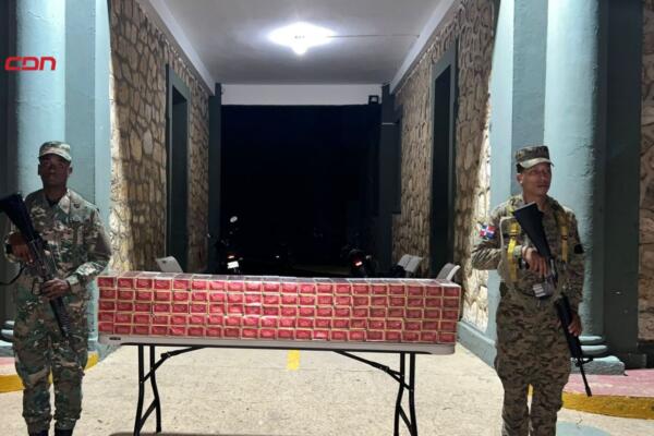 Dejan abandonado haitiano con 100 paquetes de cigarrillos de contrabando. (foto, fuente externa)