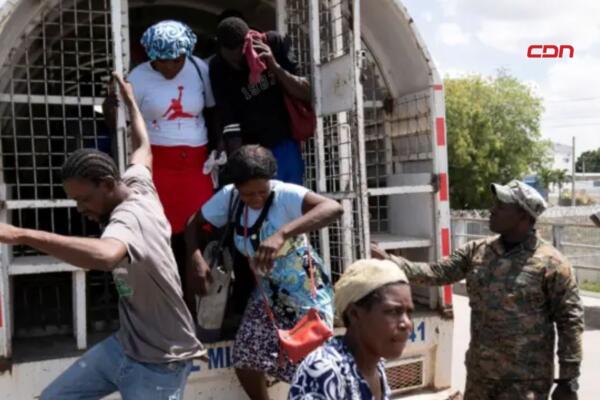 Haitianos y dominicanos llevados por Migración.