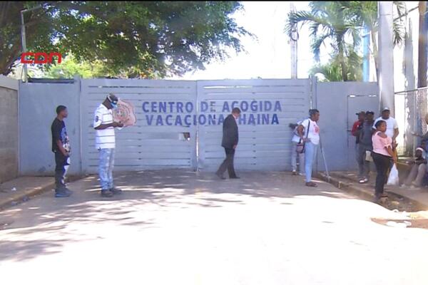 Haitianos en las afueras del Centro de Retención de Extranjeros.
