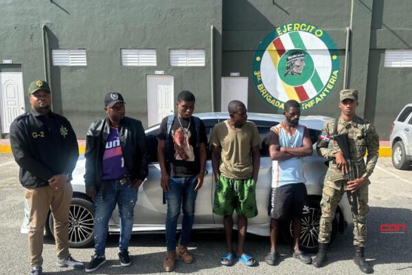 ocultaba inmigrantes haitianos indocumentados en el baúl de un vehículo. Foto: Fuente externa 