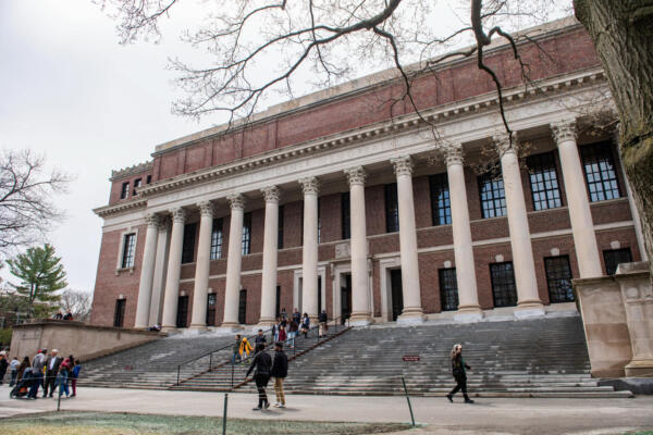 Personas entran y salen de la Biblioteca Conmemorativa Harry Elkins Widener en el campus de la Universidad de Harvard en Cambridge, Massachusetts, el 15 de abril de 2025. AFP