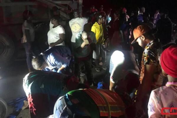 Hombre resulta herido al chocar con tractor sin luces en la carretera Sánchez, Barahona