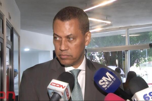 Guido Gómez Mazara, informó sobre los avances al plan piloto de bloqueo de señales que ya se ha extendido a cinco cárceles del país. Foto: CDN Digital