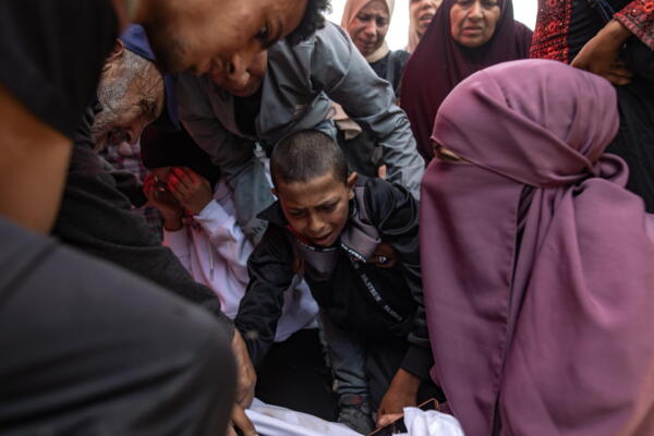 Familiares alrededor de un cuerpo de un palestino muerto por un ataque israelí en Gaza. Foto: EFE