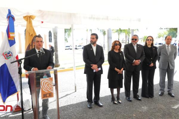 El president de la JCE, Román Andrés Jáquez Liranzo, y otros funcionarios, durante el homenaje a las familias Woss y Gil. Foto: Fuente externa