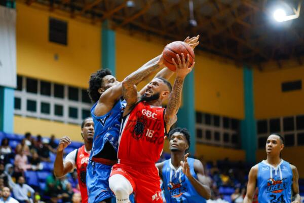 Jaison Valez ataca por Leones en partido frente a los Titanes del Sur