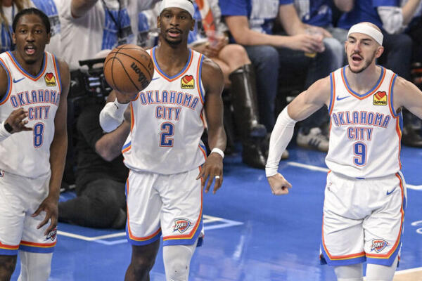 Jalen Green, Shai Gilgeous-Alexander y Alex Caruso de Oklahoma, en la victoria de su equipo sobre Denver
