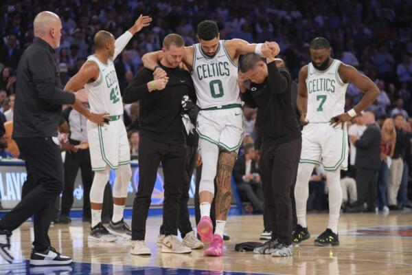 El estelar jugador de Boston Celtics Jayson Tatum salió lesionado en el tercer cuarto del juego cuatro de la semifinal de conferencia.