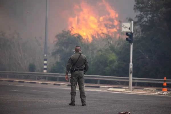Las autoridades israelíes han decretado un estado de emergencia nacional debido a una serie de incendios forestales de gran escala que afectan múltiples áreas en las proximidades de Jerusalén. 
