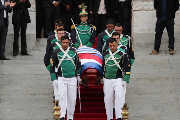 Un grupo de cadetes uruguayos trasladan el féretro del expresidente José Mujica, a su salida del Palacio Legislativo, en Montevideo (Uruguay). EFE