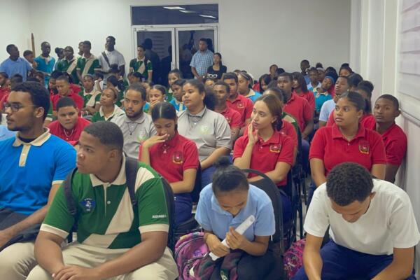 Jóvenes en Pedernales reciben charla de superación impartida por la UASD