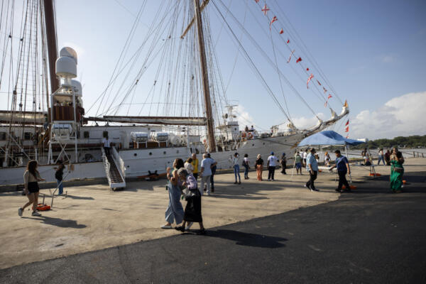 Vista general del buque escuela de la Armada Española Juan Sebastián de Elcano este miércoles, 21 de mayo, al ser visitado por decenas de personas, en Santo Domingo. EFE/