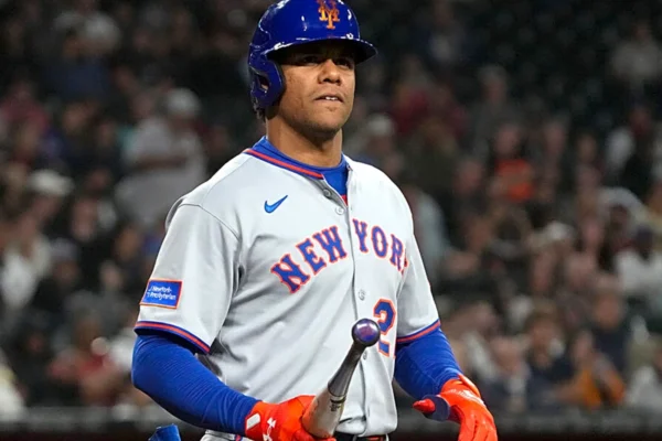 Juan Soto recibe un consejo de Pedro Martínez
