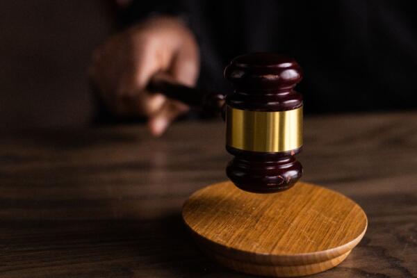 Aplazan audiencia de medida cautelar contra menores implicados en muerte de raso policial en Barahona.
