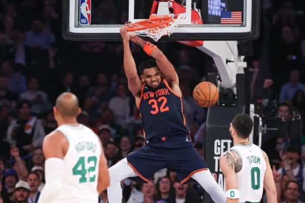 Karl Towns ataca el aro, ante la mirada de Al Horford y Jayson Tatum, en la victoria de los Knicks de Nueva York frente a los Celtics de Boston, juego 4 semifinal de Conferencia Este de la NBA