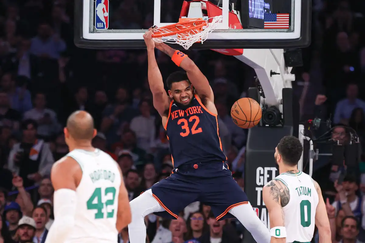 Karl Towns ataca el aro, ante la mirada de Al Horford y Jayson Tatum, en la victoria de los Knicks de Nueva York frente a los Celtics de Boston, juego 4 semifinal de Conferencia Este de la NBA