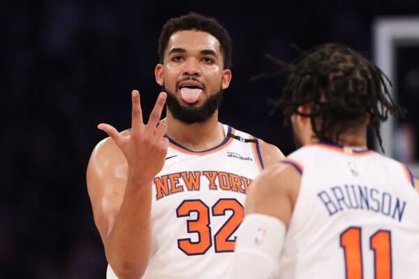 Karl Towns celebra con su compañero Jalen Brunson la victoria de los Knicks de Nueva York sobre Indiana Pacers en el juego 5 de la final de Conferencia Este de la NBA
