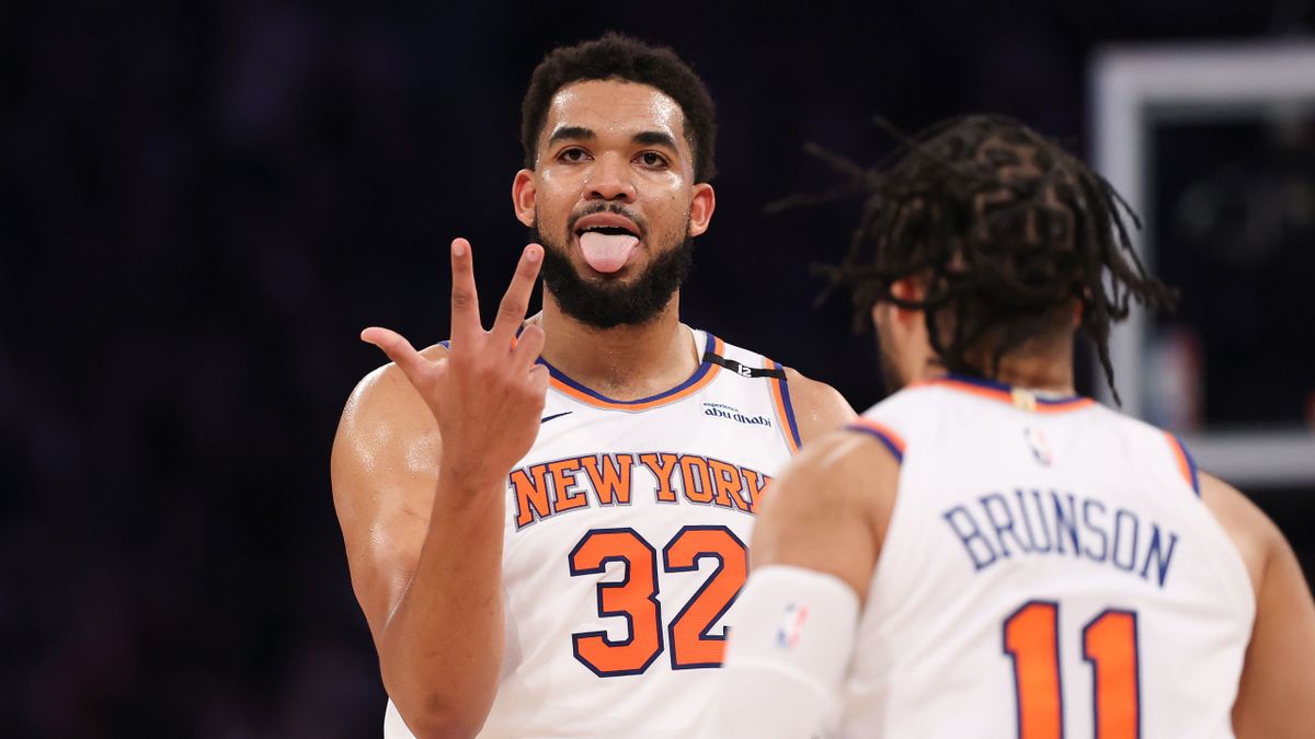 Karl Towns celebra con su compañero Jalen Brunson la victoria de los Knicks de Nueva York sobre Indiana Pacers en el juego 5 de la final de Conferencia Este de la NBA