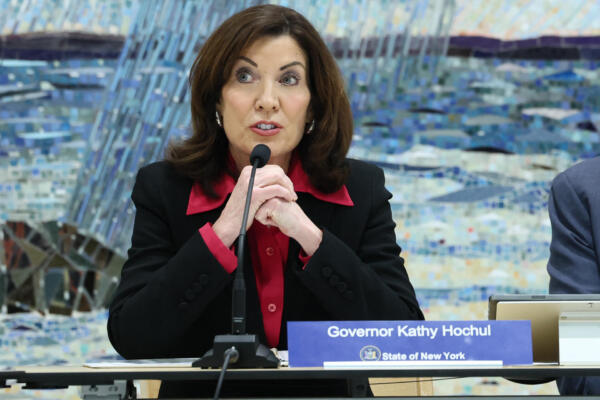 La gobernadora Kathy Hochul habla durante la reunión mensual de la Junta de la MTA en Grand Central Madison el 26 de febrero de 2025 en la ciudad de Nueva York. 