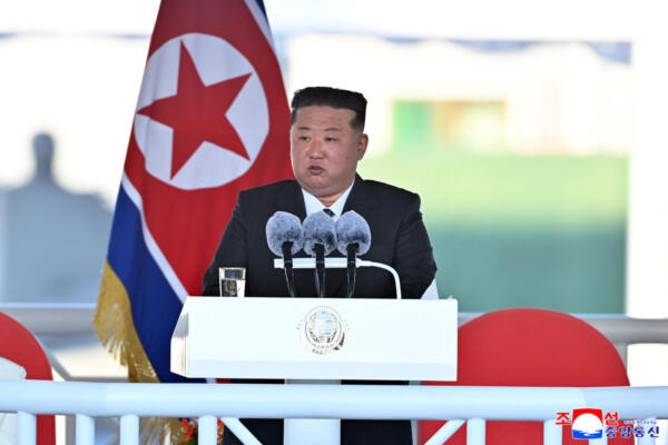 Líder norcoreano Kim Jong Un dando un discurso. AFP