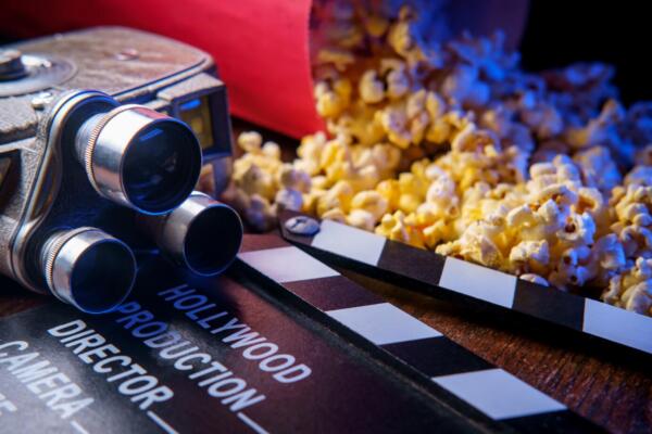 Imagen de una claqueta, palomitas y una cámara de película. Foto: Fuente externa 