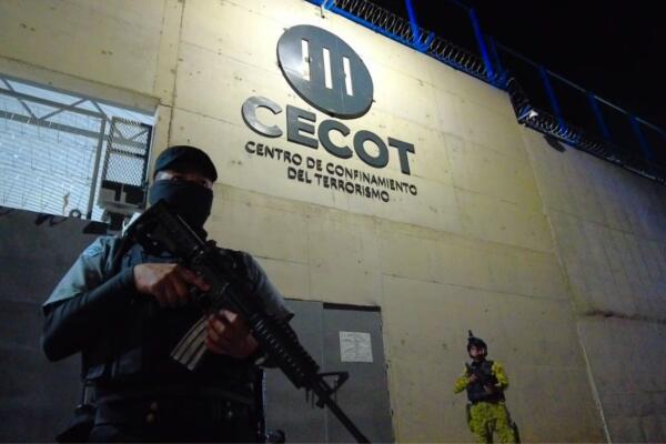 Legisladores estadounidenses visitan a Bukele y megacárcel en El Salvador