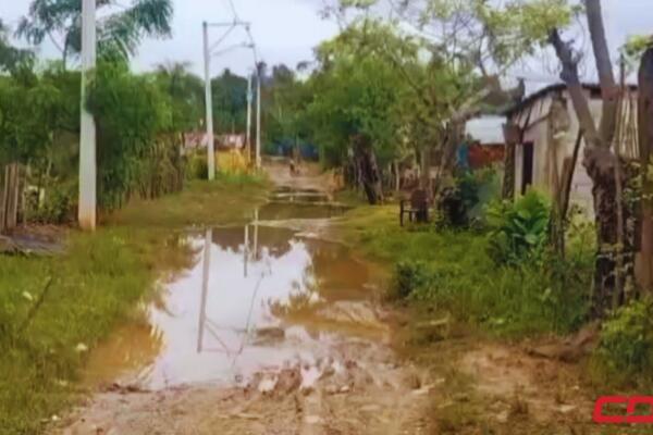 Lluvias provocan inundaciones en el sector Leonel Fernández de Los Alcarrizos; residentes exigen soluciones